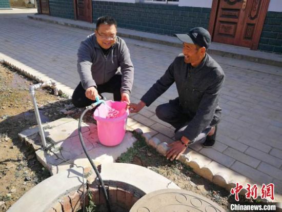 作为驻村干部王峰经常入户了解情况。图为他在试用村民家中自来水情况。　侯志雄 摄