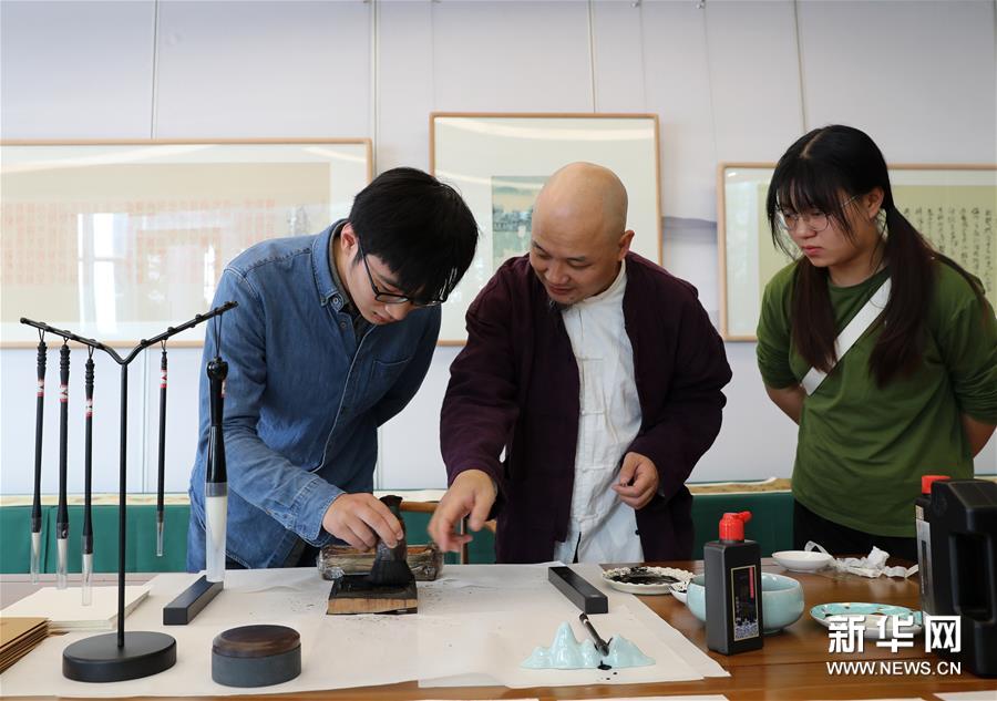 （文化）（4）“国家级非物质文化遗产木版水印艺术作品展”在同济大学揭幕