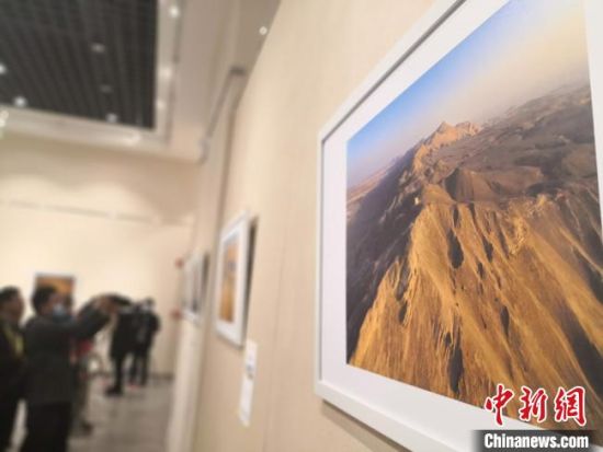 11月2日傍晚，《丝路长城影像展》在甘肃敦煌首展。　冯志军 摄