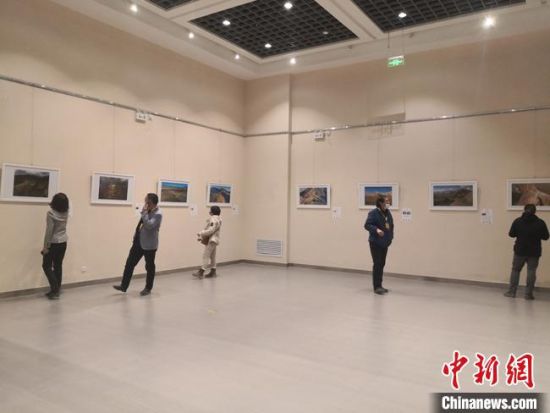 图为影像展现场。　冯志军 摄