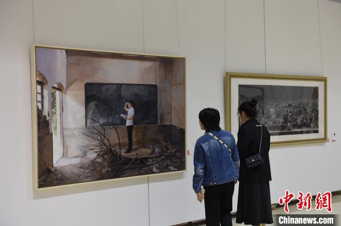 图为参观者观看展出的美术作品。　周毅 摄