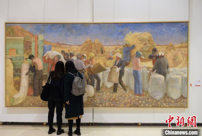 图为参观者观看展出的美术作品。　周毅 摄
