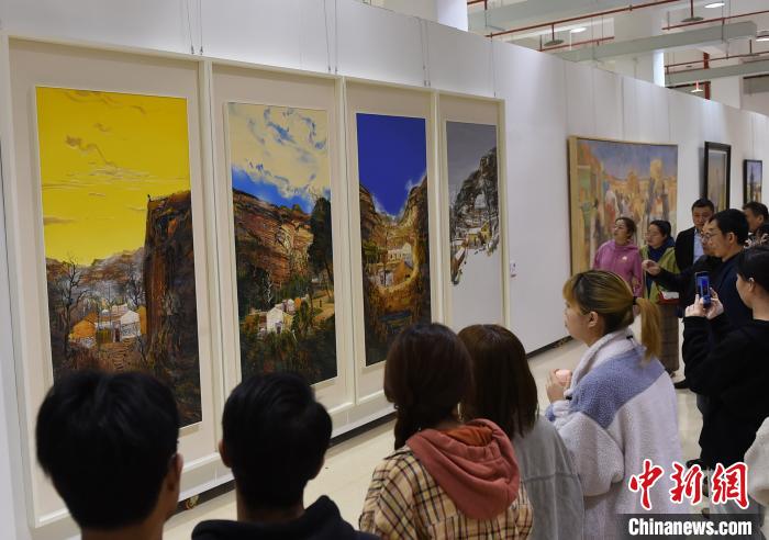 图为参观者观看展出的美术作品。　周毅 摄