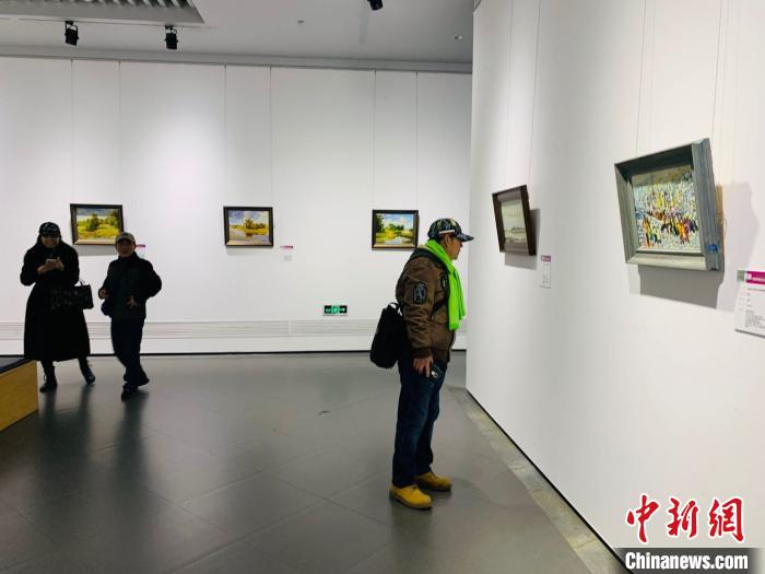 展厅内游客驻足欣赏。 刘锡菊 摄 展厅内游客驻足欣赏。 刘锡菊 摄