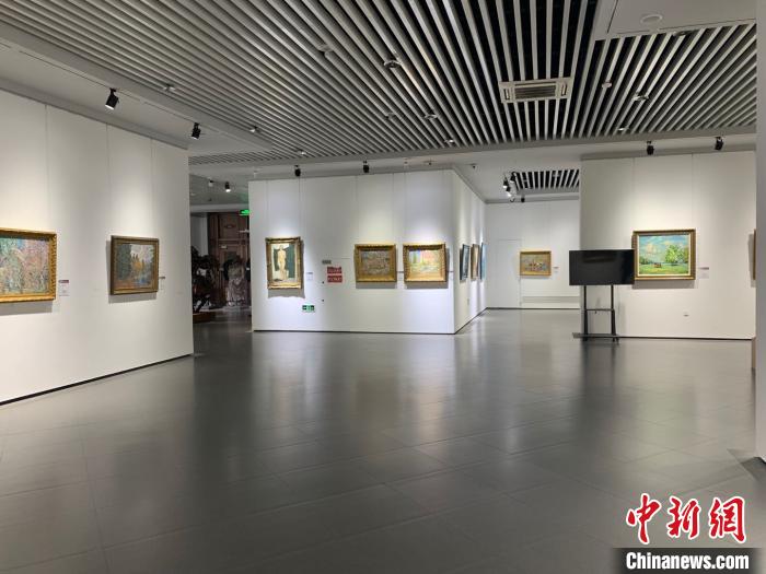 《“匠心”——当油彩邂逅自然》俄罗斯精品油画展开展。 刘锡菊 摄 《“匠心”——当油彩邂逅自然》俄罗斯精品油画展开展。 刘锡菊 摄