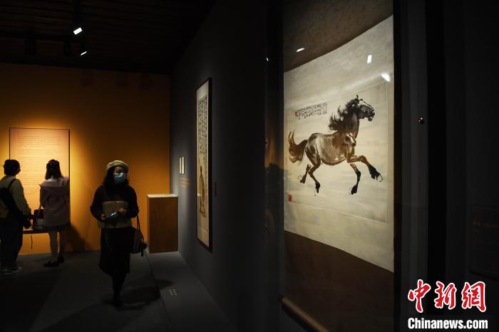 徐悲鸿的艺术作品《奔马(送白石)》吸引民众参观。　陈超 摄