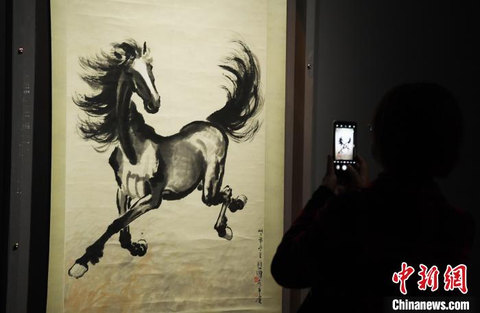 徐悲鸿的艺术作品《立马(冬日)》吸引民众参观。　陈超 摄