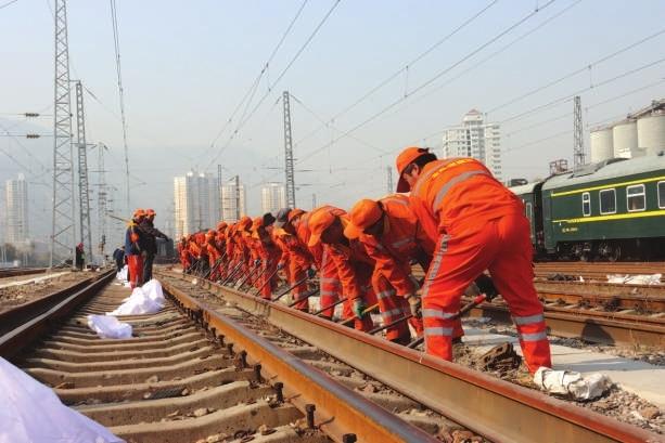 备战春运兰州铁路“东大门”换新轨