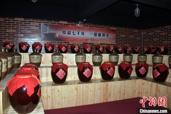 通过仰韶文化影响力,当地酒厂“近水楼台”推出彩陶窖藏酒类产品。 孙自法 摄 通过仰韶文化影响力,当地酒厂“近水楼台”推出彩陶窖藏酒类产品。 孙自法 摄