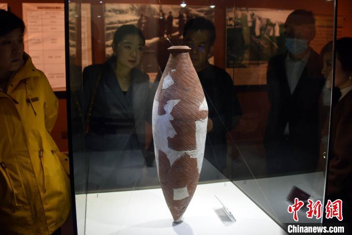 仰韶文化博物馆“镇馆之宝”小口尖底瓶备受瞩目。　孙自法 摄