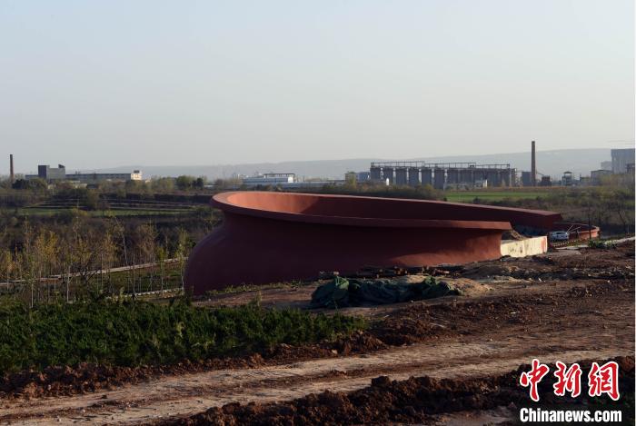 仰韶国家考古遗址公园正在紧锣密鼓建设,一处陶罐造型观景台初具雏形。 孙自法 摄 仰韶国家考古遗址公园正在紧锣密鼓建设,一处陶罐造型观景台初具雏形。 孙自法 摄