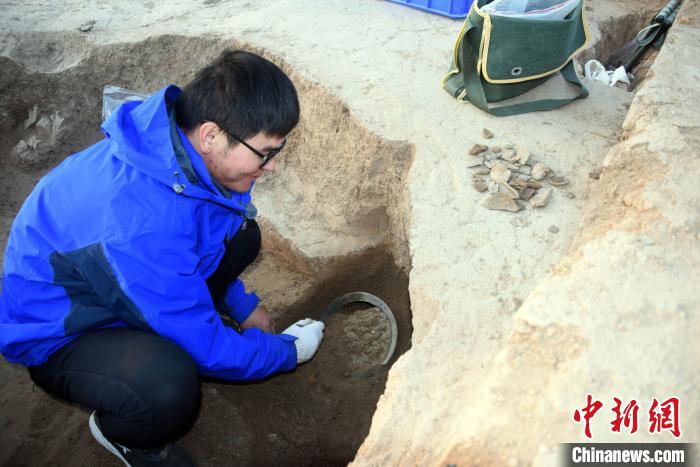仰韶国家考古遗址公园内一处考古发掘点，考古人员正在对新发现的遗存进行发掘清理。　孙自法 摄