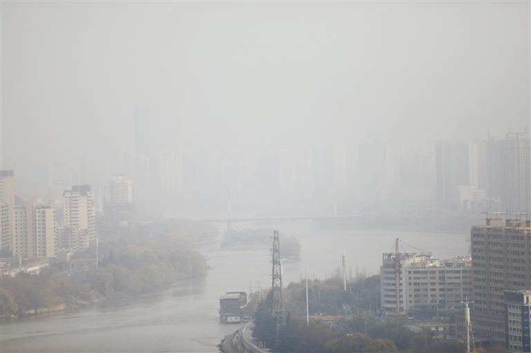 近日兰州天空为何总是灰蒙蒙？ 原因：静稳天气导致污染物无法稀释清除