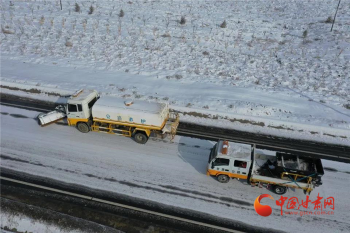 千里陇原雪纷飞 甘肃公路人除雪忙