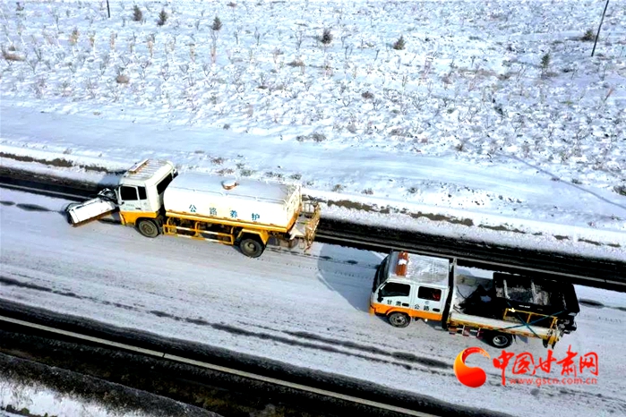 千里陇原雪纷飞 甘肃公路人除雪忙