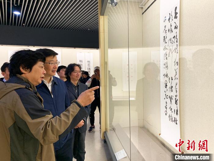 书画爱好者赏书法之美,品汉字之妙。 崔佳明 摄 书画爱好者赏书法之美,品汉字之妙。 崔佳明 摄