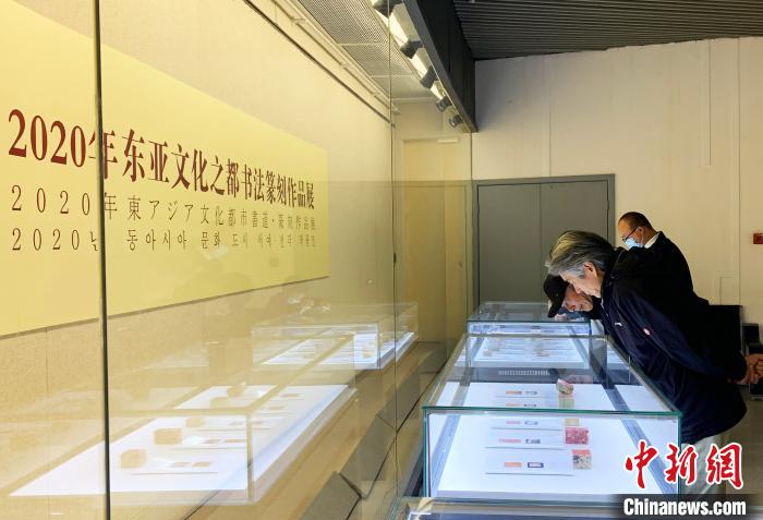民众参观展览中的作品,感受汉字之美。 崔佳明 摄 民众参观展览中的作品,感受汉字之美。 崔佳明 摄