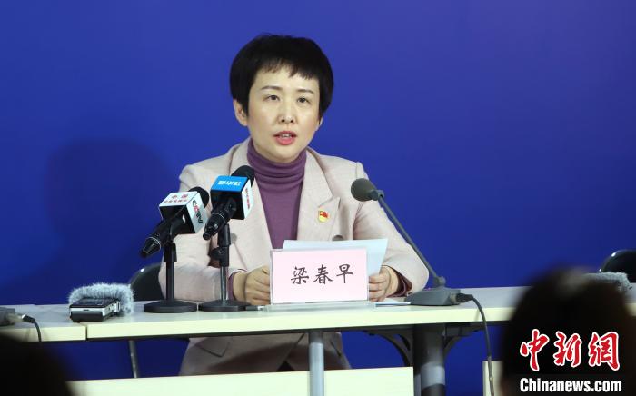 天津滨海新区防控指挥部副总指挥、副区长梁春早。 张道正 摄 天津滨海新区防控指挥部副总指挥、副区长梁春早。 张道正 摄