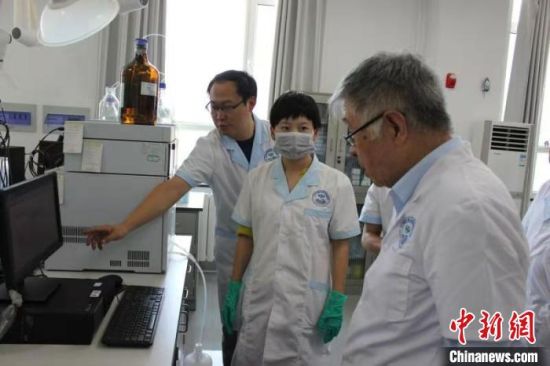 图为中国工程院院士庞国芳(右一)指导检测工作。 (资料图)兰州食品药品检验检测研究院供图