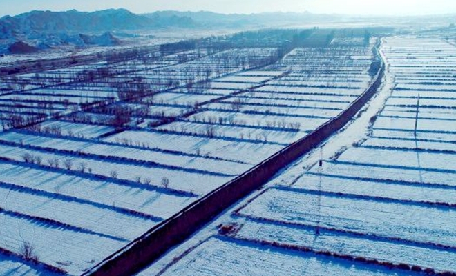 【“飞阅”中国】长龙卧雪：航拍甘肃山丹“露天长城博物馆”