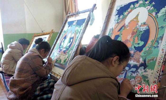 11月28日,拉萨,西藏唐卡画院的唐卡画师们绘制唐卡。<a target='_blank' data-cke-saved-href='http://www.chinanews.com/' href='http://www.chinanews.com/'>中新社</a>记者 贡桑拉姆 摄 点击进入下一页