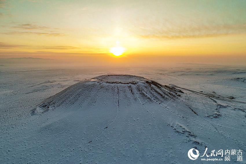 乌兰哈达火山群3号火山景色(无人机照片)。