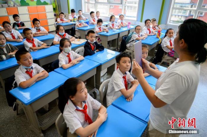 资料图:太原市一小学正在上课。<a target='_blank' data-cke-saved-href='http://www.chinanews.com/' href='http://www.chinanews.com/'>中新社</a>记者 韦亮 摄 点击进入下一页