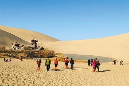 游客在敦煌市鸣沙山月牙泉景区游览