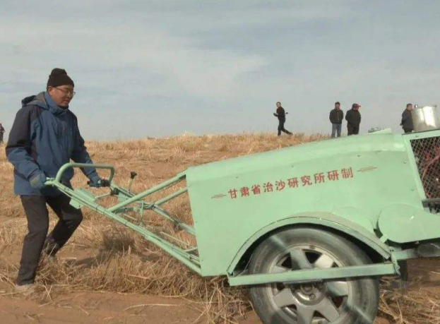 甘肃省研发的手扶式沙障机野外测试获得成功