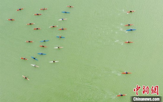 福建将乐：皮划艇学员泛舟绿水青山间