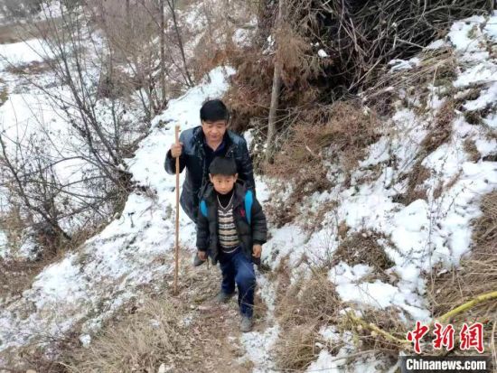 图为“兰州好人”蒋卫青接山区孩子上学。受访者供图 图为“兰州好人”蒋卫青接山区孩子上学。受访者供图