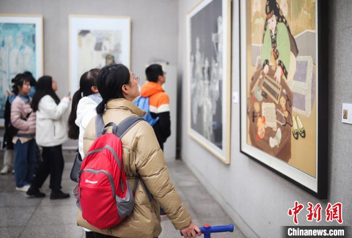 艺术爱好者观看入选作品展览。 陈靖煜 摄 艺术爱好者观看入选作品展览。 陈靖煜 摄