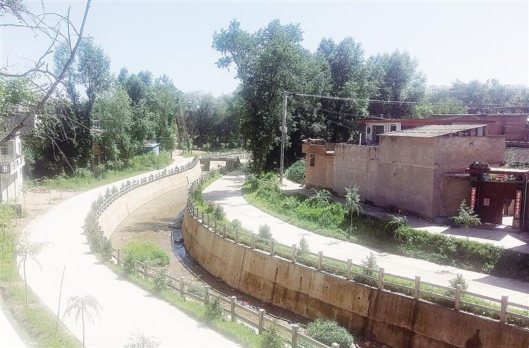 临夏州张家庄村：河滩地变身景观路