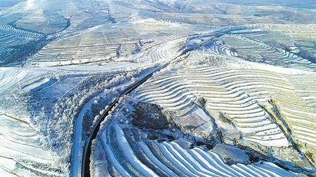 雪后的通渭县华家岭美成了童话世界