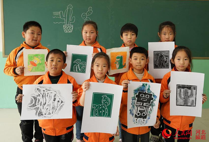 学生展示制作好的版画。 杨海英摄