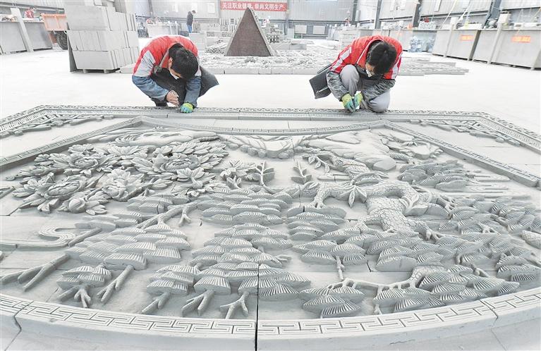 临夏县一非遗扶贫就业工坊的工人正在制作砖雕作品