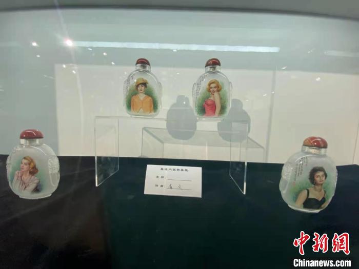 参展的好莱坞影星系列内画作品。 赵丹媚 摄 参展的好莱坞影星系列内画作品。 赵丹媚 摄