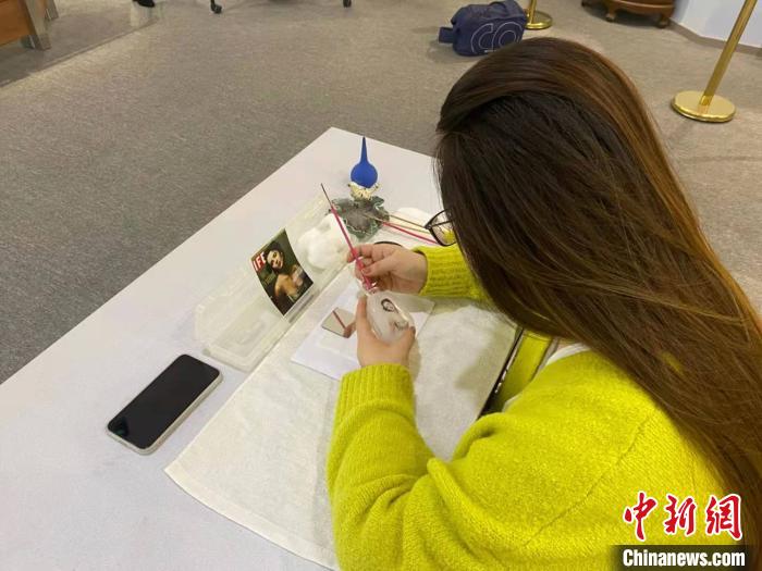 青年艺术家现场展示内画创作技艺。 赵丹媚 摄 青年艺术家现场展示内画创作技艺。 赵丹媚 摄