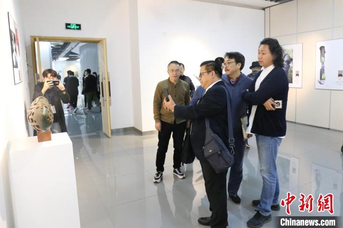 图为观众参观雕塑作品。广西艺术学院供图 图为观众参观雕塑作品。广西艺术学院供图