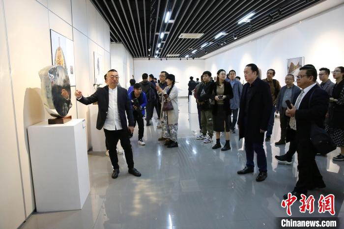 图为与会嘉宾参观雕塑作品。广西艺术学院供图 图为与会嘉宾参观雕塑作品。广西艺术学院供图