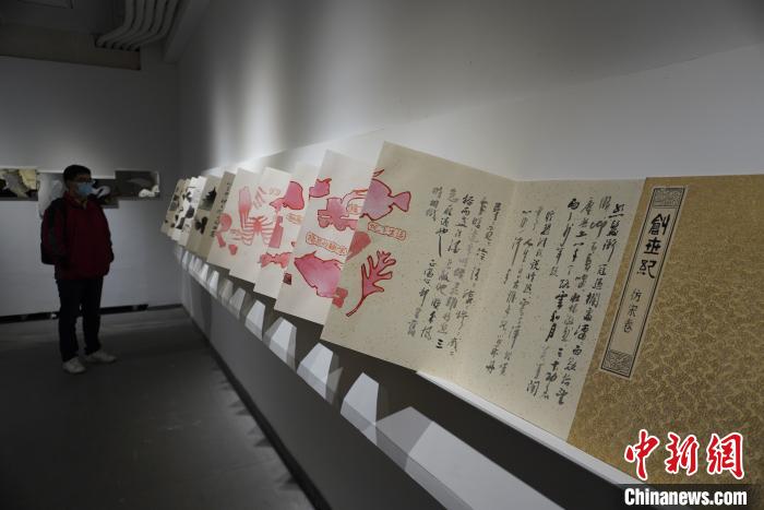 闽籍当代艺术家陈宗光个展“彷宋”在福州展出,吸引观众逛展“打卡”。 彭莉芳 摄 闽籍当代艺术家陈宗光个展“彷宋”在福州展出,吸引观众逛展“打卡”。 彭莉芳 摄