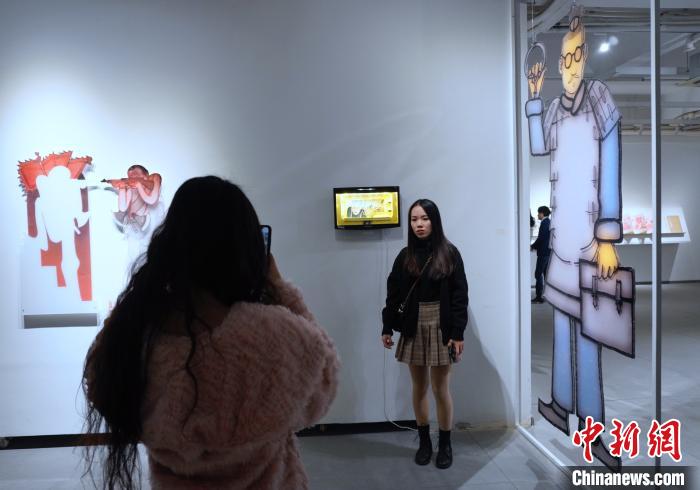 闽籍当代艺术家陈宗光个展“彷宋”在福州展出,吸引观众逛展“打卡”。 彭莉芳 摄 闽籍当代艺术家陈宗光个展“彷宋”在福州展出,吸引观众逛展“打卡”。 彭莉芳 摄