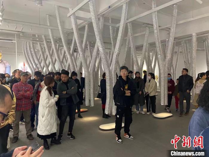闽籍当代艺术家陈宗光个展“彷宋”在福州展出,吸引观众逛展“打卡”。 主办方提供 摄 闽籍当代艺术家陈宗光个展“彷宋”在福州展出,吸引观众逛展“打卡”。 主办方提供 摄