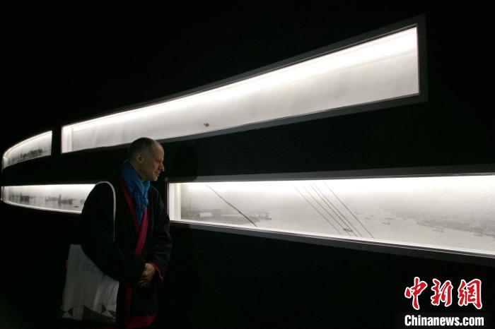 12月12日晚，在“和动力——首届济南国际双年展”上，艺术家秋麦展示其摄影作品。　孙宏瑗 摄