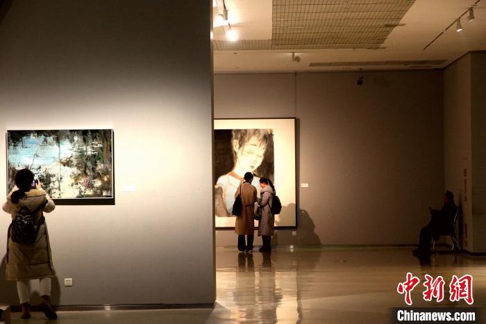 12月12日晚,“和动力——首届济南国际双年展”在济南启幕,吸引大批观众看展。本届双年展共吸引了30多个国家的378位艺术家共596件作品参展。 孙宏瑗 摄 12月12日晚,“和动力——首届济南国际双年展”在济南启幕,吸引大批观众看展。本届双年展共吸引了30多个国家的378位艺术家共596件作品参展。 孙宏瑗 摄
