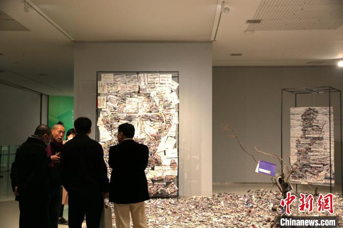 12月12日晚,“和动力——首届济南国际双年展”在济南启幕,吸引大批观众看展。展览将自2020年12月13日至2021年3月12日期间向公众开放。 孙宏瑗 摄 12月12日晚,“和动力——首届济南国际双年展”在济南启幕,吸引大批观众看展。展览将自2020年12月13日至2021年3月12日期间向公众开放。 孙宏瑗 摄