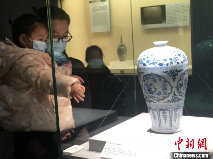 元青花四爱图梅瓶 梁婷 摄 点击进入下一页