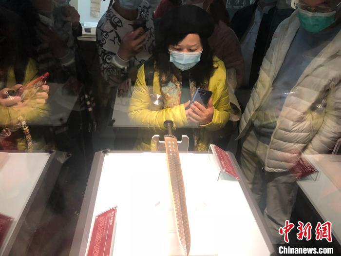 湖北省博物馆展出的越王勾践剑引起民众围观 梁婷 摄 点击进入下一页