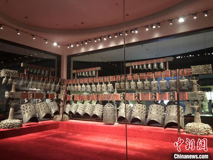 湖北省博物馆展出的曾侯乙编钟 梁婷 摄 点击进入下一页