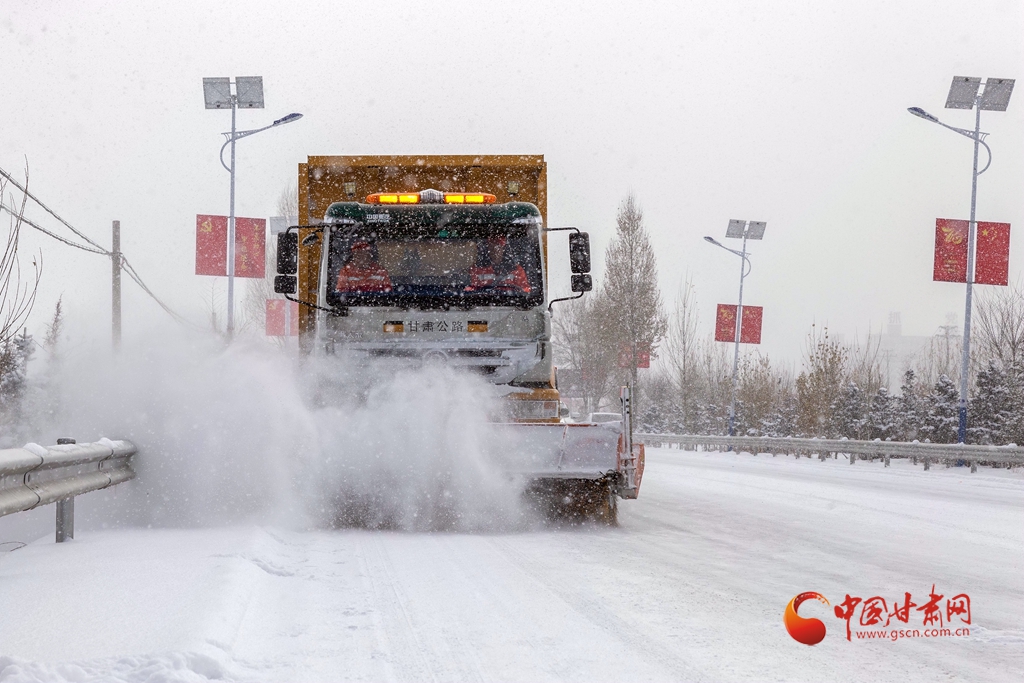 甘肃新闻 本网原创  当日,甘肃省张掖市出现降雪降温天气,给道路通行